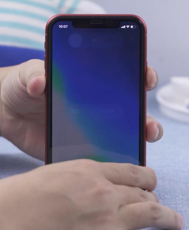 蘋果手機密碼忘了怎么解鎖-第一步長按音量減鍵和電源鍵